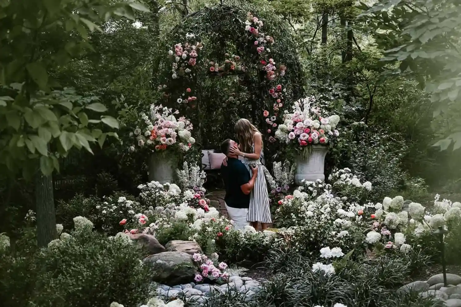 Pernikahan Taylor Swift dan Travis Kelce Berlangsung Meriah, Madison Square Garden Disulap Jadi Taman Rahasia 3 taylor swift travis kelce 02 082625 ed8a42a703da4c409f262b106ce93cdc