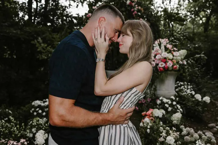 Pernikahan Taylor Swift dan Travis Kelce Berlangsung Meriah, Madison Square Garden Disulap Jadi Taman Rahasia 1 taylor swift travis kelce 082625 52742cb9f9854e0099b87b2d4216ccc1