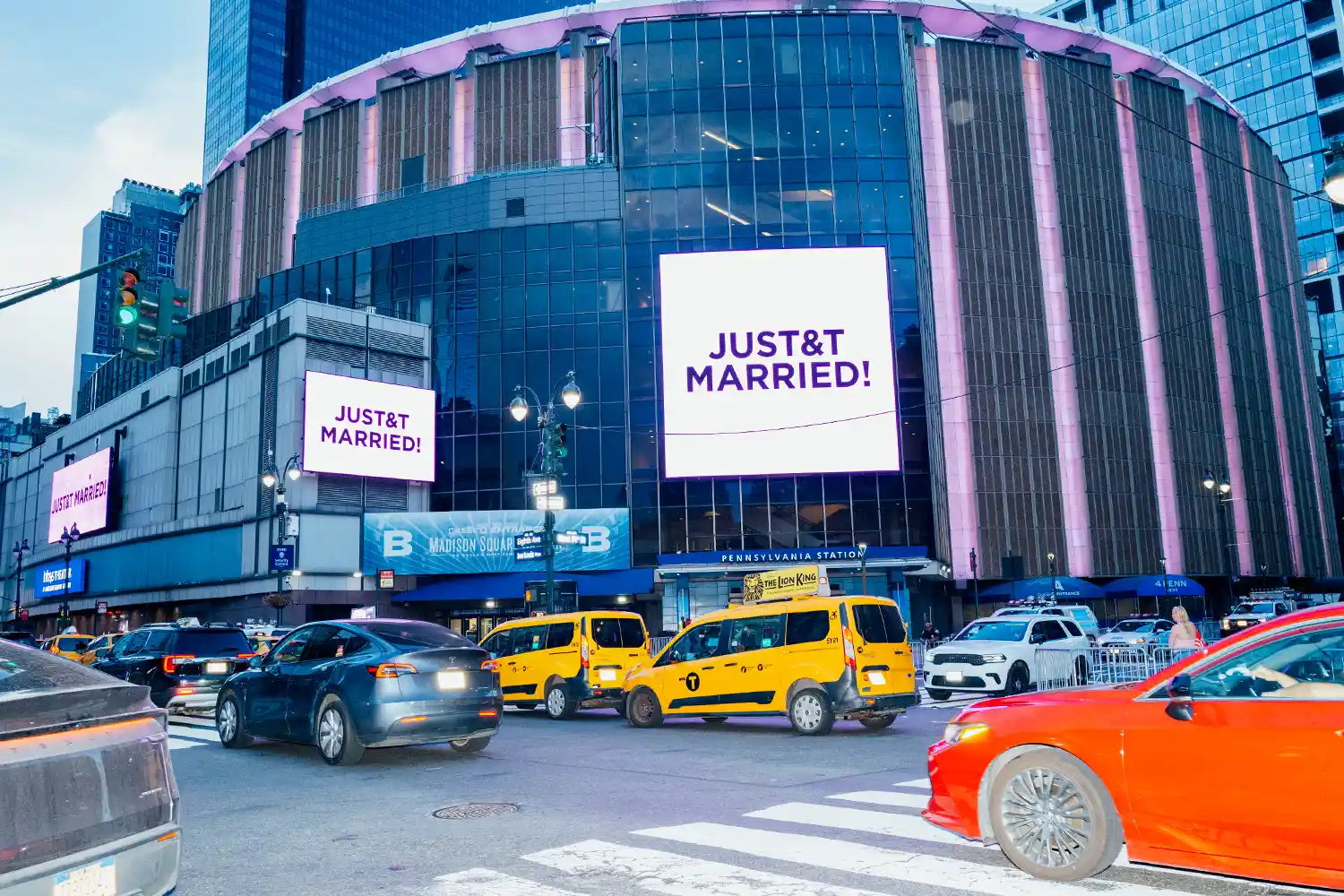Pernikahan Taylor Swift dan Travis Kelce Berlangsung Meriah, Madison Square Garden Disulap Jadi Taman Rahasia 2 taylor swift wedding msg exterior 070626 8320d0c0946b402fa4a9f48a2ca9d6ff