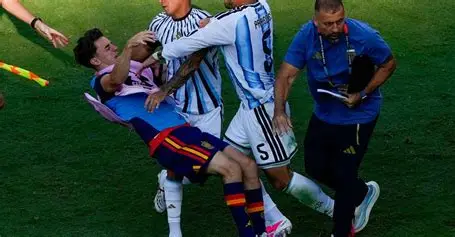 Piala Dunia 2026: Paredes Dikartu Merah Usai Final, Donald Trump Juga Jadi Sorotan Saat Penyerahan Trofi 1 unduhan 43