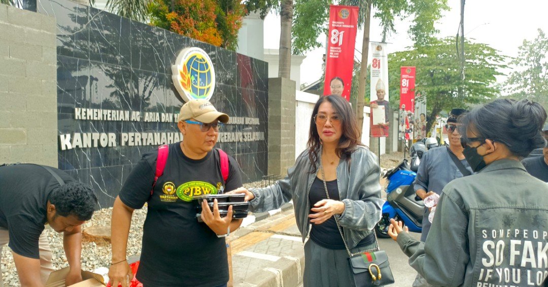 Program Jumat Berkah Wartawan Libatkan Artis Lia Emilia 2 177f5e32 a46e 4a6f ba9f d60b6bc86925