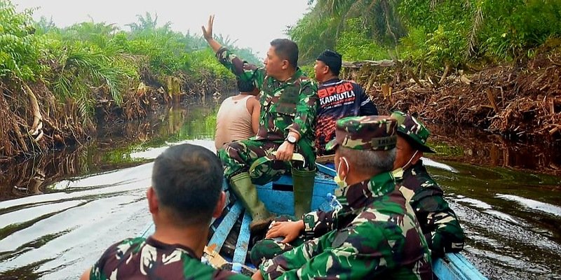 Susuri Kanal dengan Sampan, Tim Mabes TNI Cek Karhutla di Lahan Gambut Bengkalis 1 1d9b1c30 54a9 44bc 996f 1c7b631fb635
