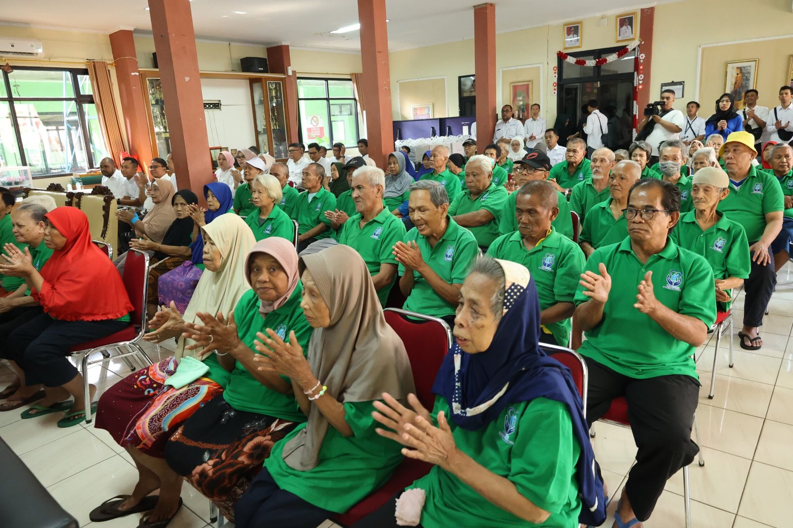 LPDB Koperasi Rayakan Dua Dekade dengan Berbagi, Salurkan Ratusan Paket Bantuan Sosial untuk Lansia 1 415edbd4 03b3 46b0 83b2 b71e98a96cb0 scaled