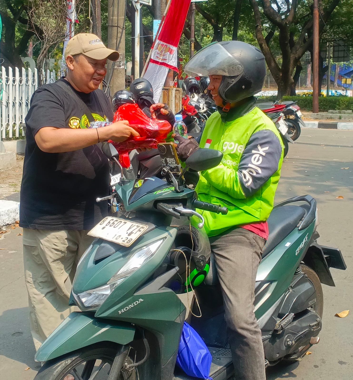 Pekan ke-89, PJBW Gandeng BPN Kota Tangerang dan Camel Petir Berbagi untuk Warga 3 5f4c2141 601c 452b 9ebe d7fcb60e2d36