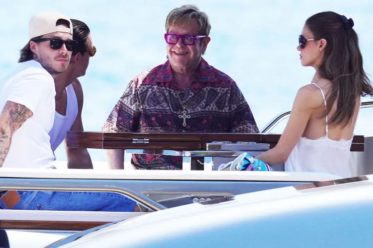 Brooklyn Beckham Liburan Bersama Elton John di Tengah Keretakan Hubungan dengan Orang Tuanya 1 Brooklyn Beckham Nicola Peltz Elton John David Furnish yacht south of France 080126 be210eef0db44390aafd069225670ccf