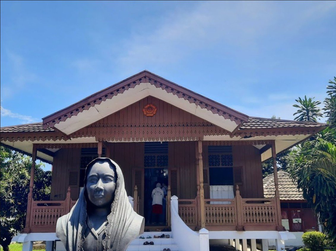 Mengenang Jejak Pahlawan Perempuan Lewat Destinasi Wisata Sejarah Indonesia 1 Rumah Ibu Fatmawati siparta.bengkulukota.go .id