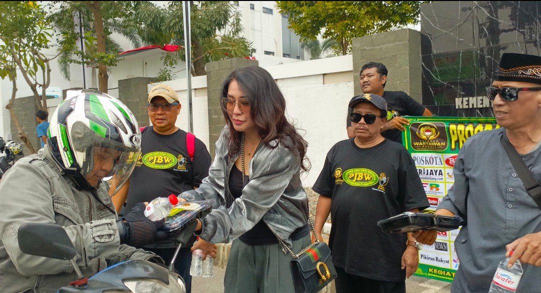 Program Jumat Berkah Wartawan Libatkan Artis Lia Emilia 1 f8202204 c8a5 449b 8b34 32b2f79ae623