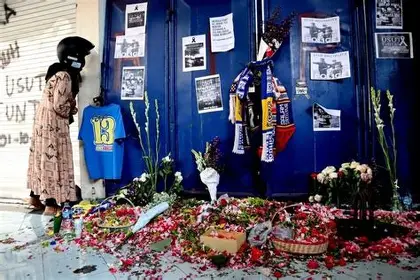 Surat untuk 39, 96, 135: Ketika Stadion Berubah Jadi Tempat Duka 1 unduhan 8