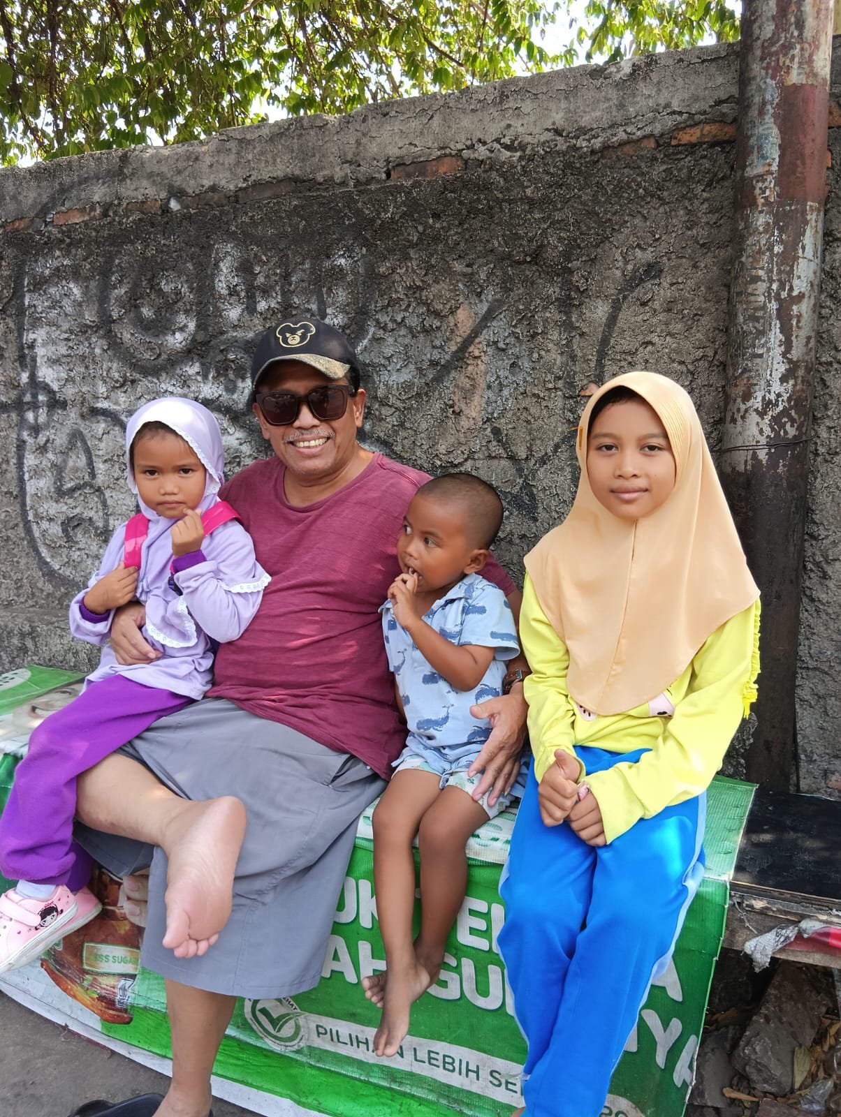 Eddie Karsito Momong Anak Pemulung dan Pengamen di Pinggir Jalan Transyogi 1 2e3fb7b7 026c 4b0d 9914 83fb827307f7