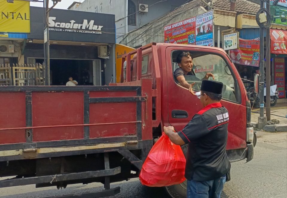 Masyarakat Madura Asli Nusantara dan PJBW Tebar 630 Paket Nasi di Cilincing, Perkuat Gerakan Kepedulian Sosial 2 img 20260925 142337 488 1 11846398294704584572 960x663 1