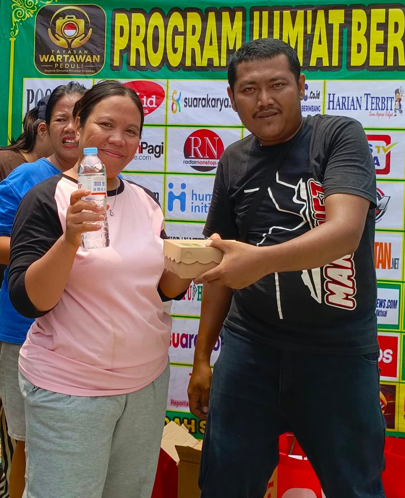 Warga Cibesut dan CBS Antusias Saat PJBW Bagikan Paket Makanan di Pekan Ke-95 1 672b3135 4142 4d26 95fc 5fe48aadfa0b