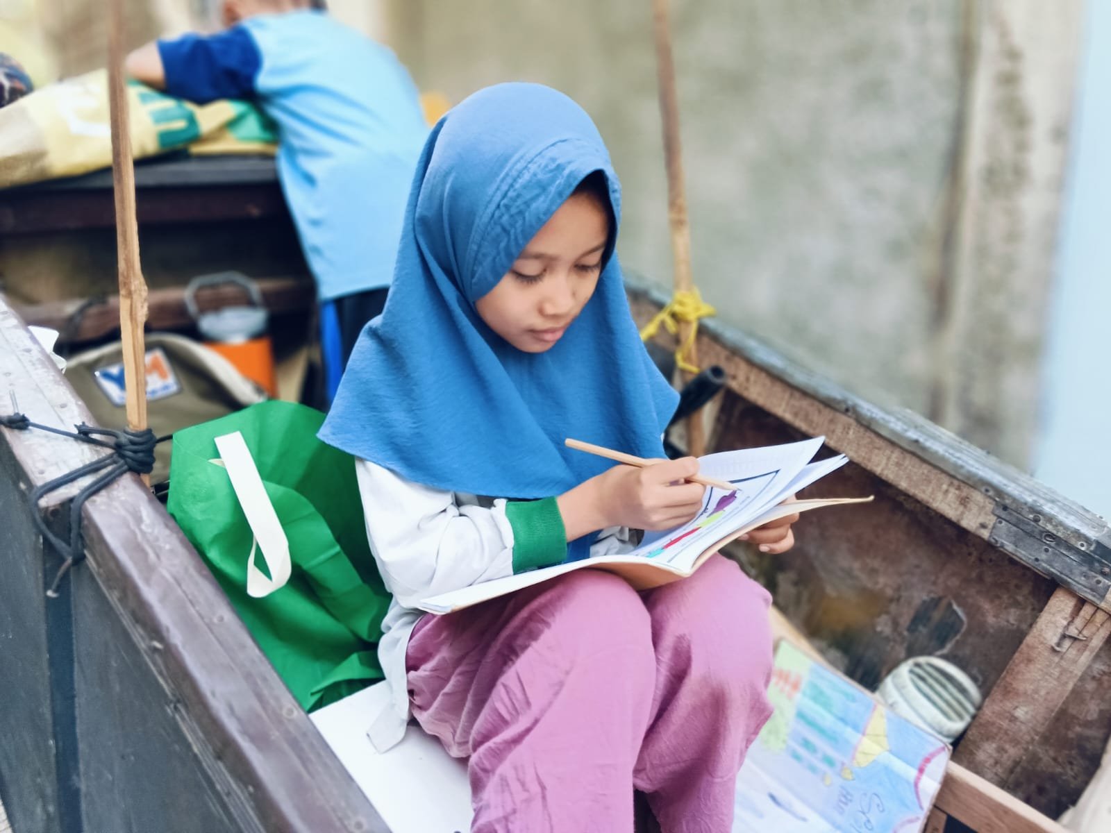 Buku Baru di Hari Jumat: Mengais Rezeki, Menjemput Mimpi — Anak Pemulung Tetap Sekolah 1 74944b43 f45e 4dc8 93ba 5d6f3758f373