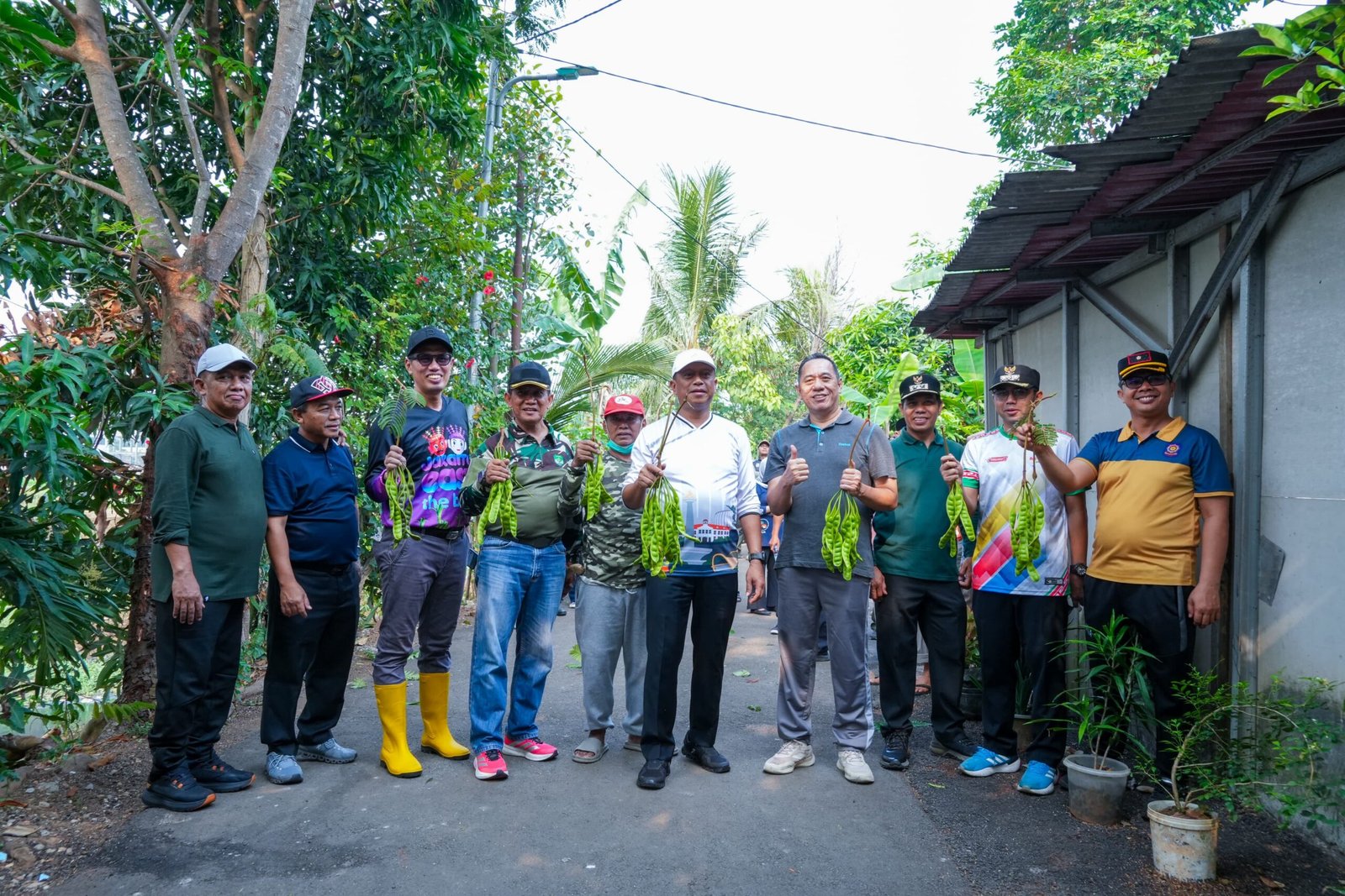 Usai Gerebek Lumpur Kali Sunter, Munjirin Panen Singkong dan Petai Bersama Warga 1 88817ad0 ef12 4d2d b779 25342624c02e scaled