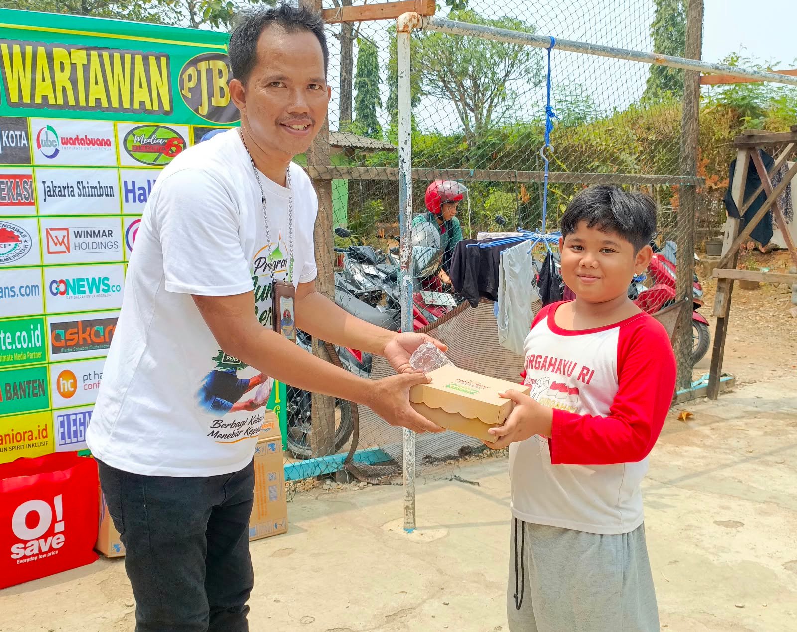 Warga Cibesut dan CBS Antusias Saat PJBW Bagikan Paket Makanan di Pekan Ke-95 3 ee46af82 6ee9 41be a149 2a3b013b7d7c