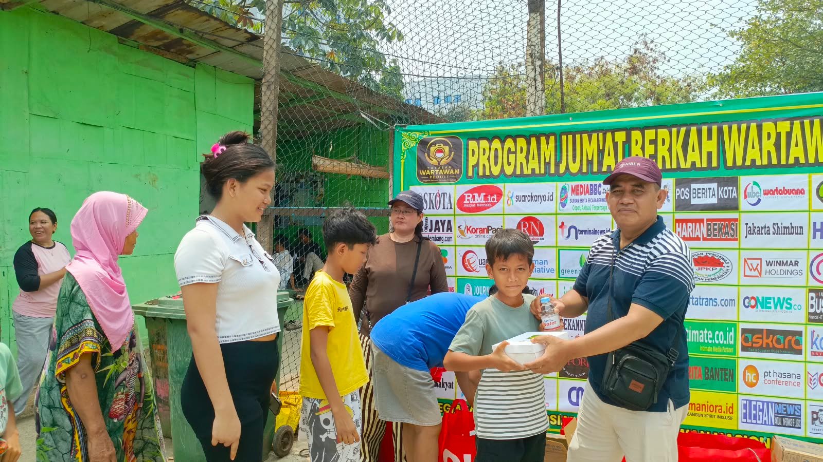 Warga Cibesut dan CBS Antusias Saat PJBW Bagikan Paket Makanan di Pekan Ke-95 5 f46a9ab0 d352 4bf9 8c2a 6d11b8f16761
